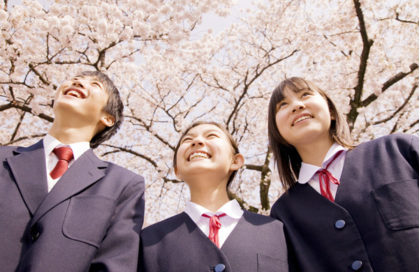 学生と桜花.jpg